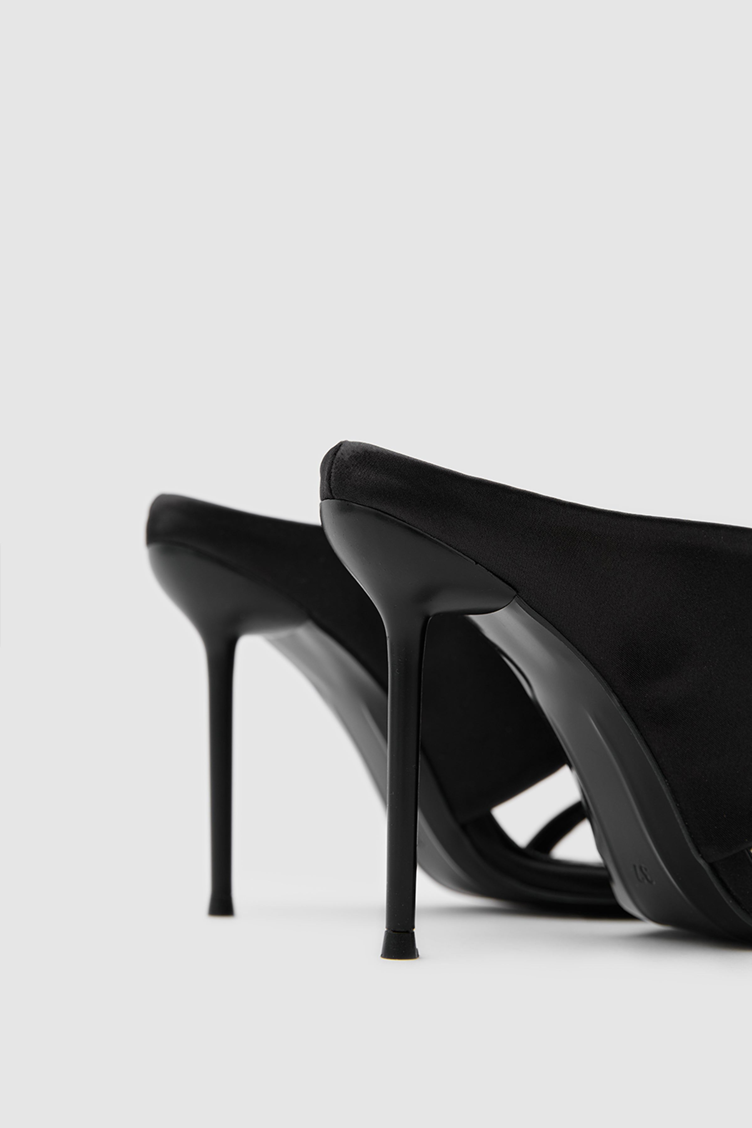 SUVEA C Shape Luxe Heels