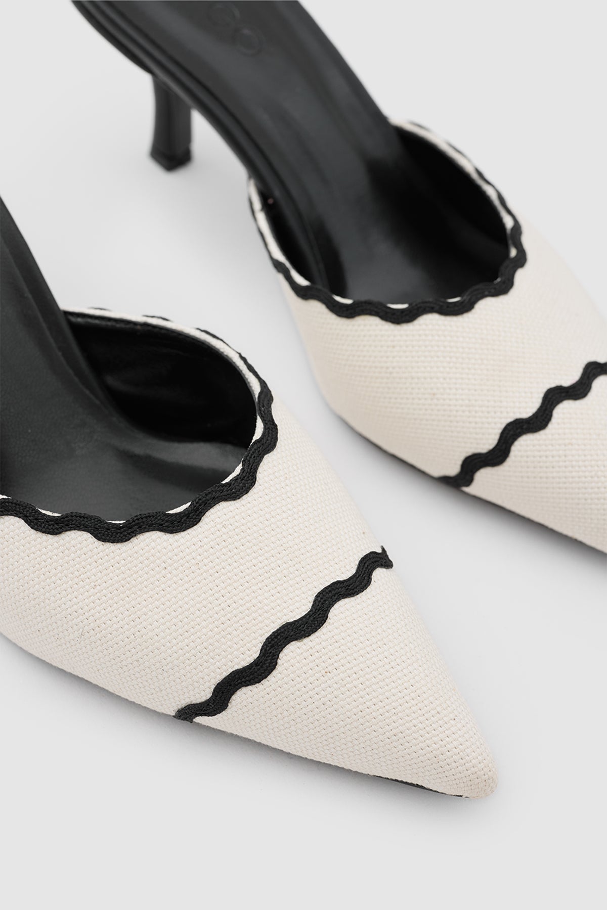 SUVEA CHOPPY Shape Heels