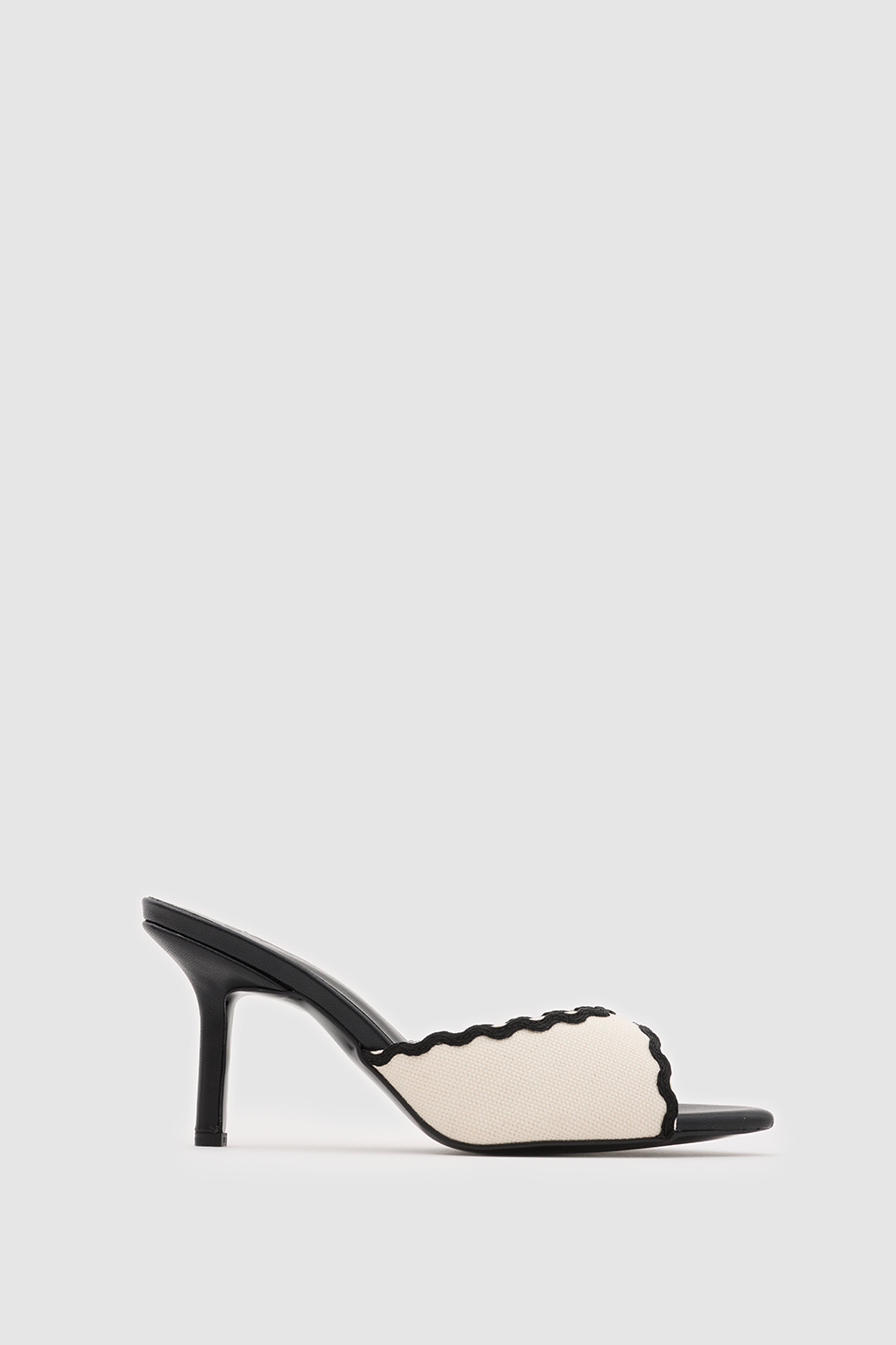 SUVEA WAVY Shape Heels