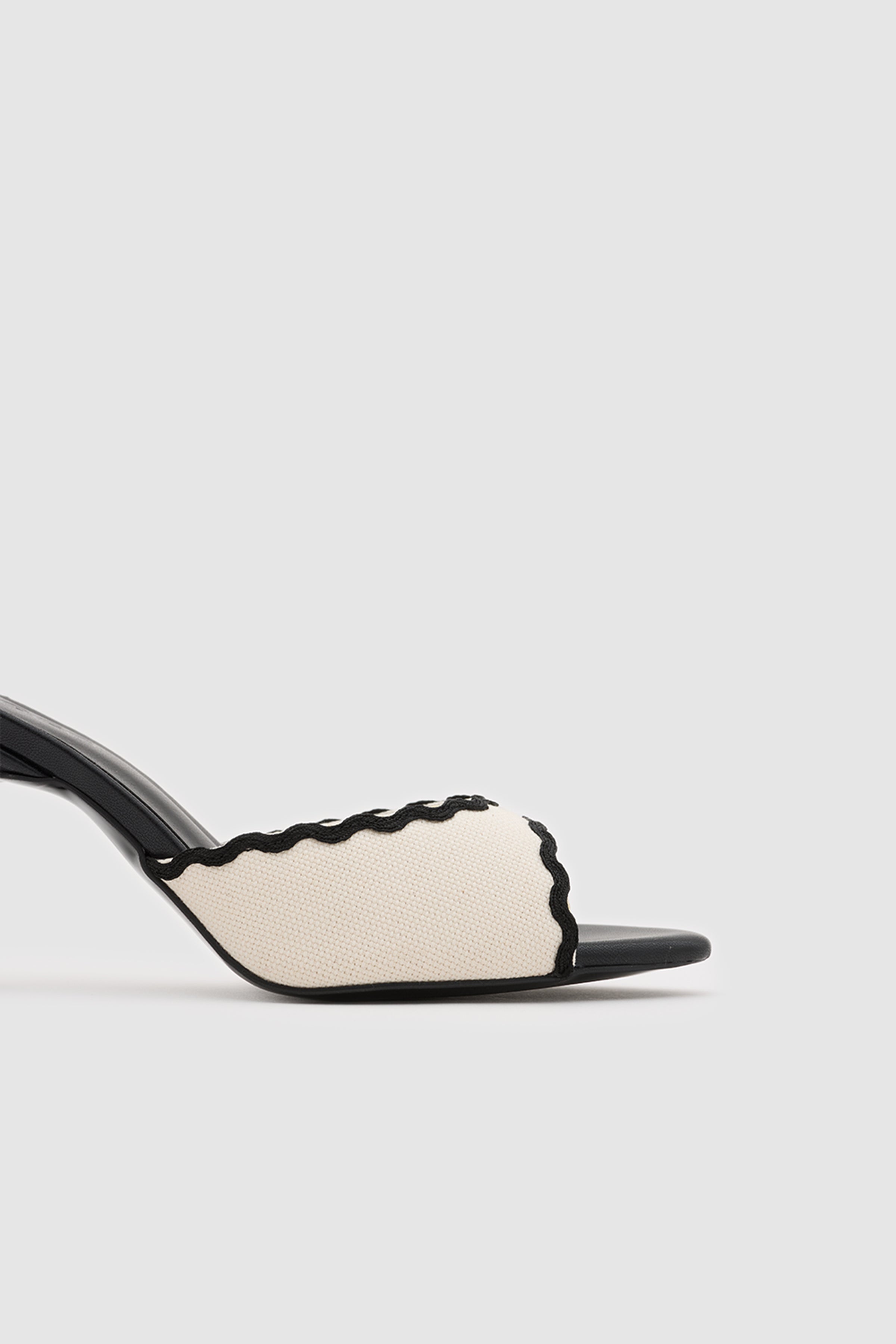 SUVEA WAVY Shape Heels
