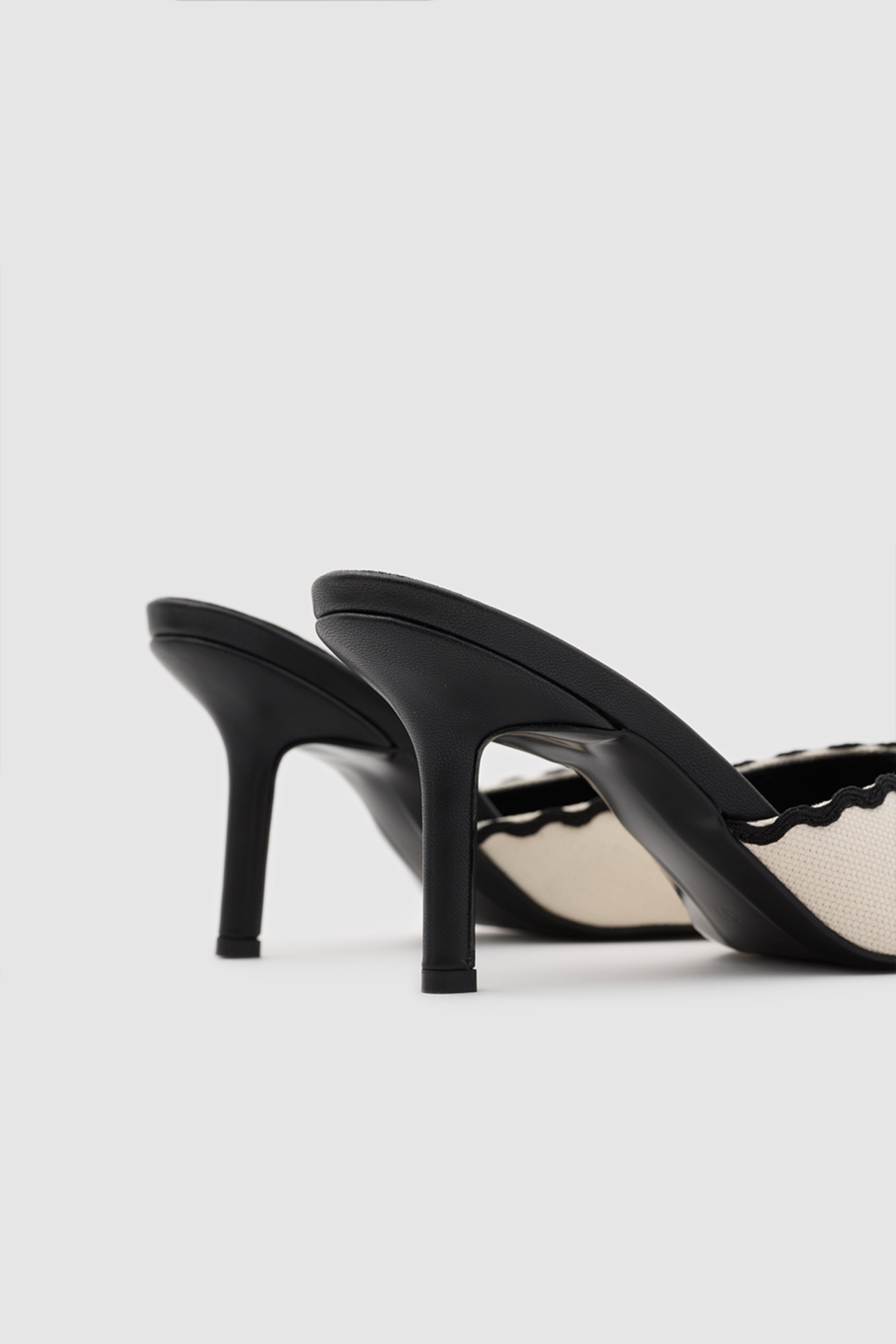 SUVEA WAVY Shape Heels